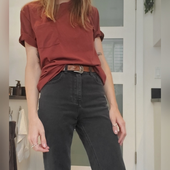 2/$15 😻 Brick red tee w/ pocket - Picture 1 of 4